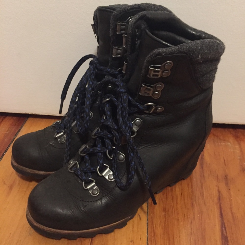 Sorel black leather hidden wedge boots size 7.5